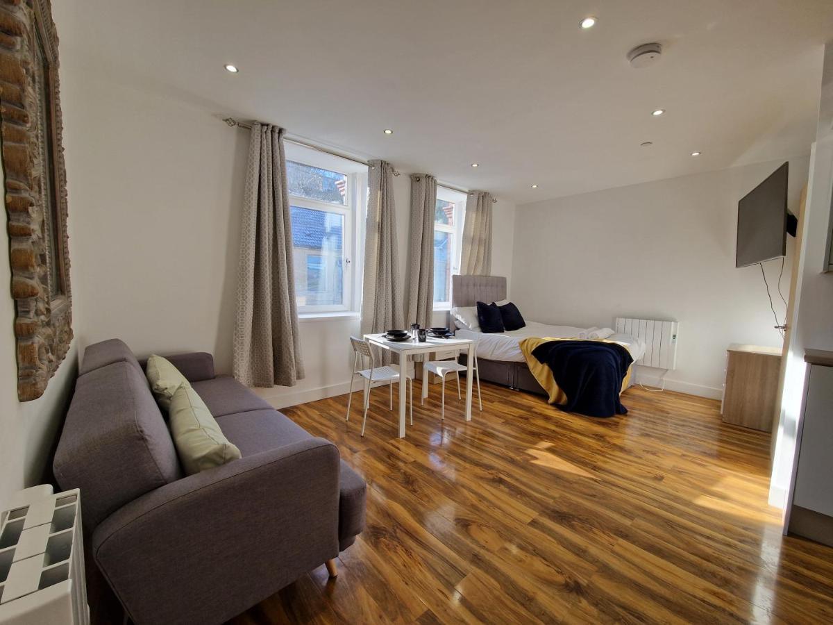 Flat 5. Modern Studio Apartment, Tynte Hotel, Mountain Ash Quakers Yard Екстер'єр фото