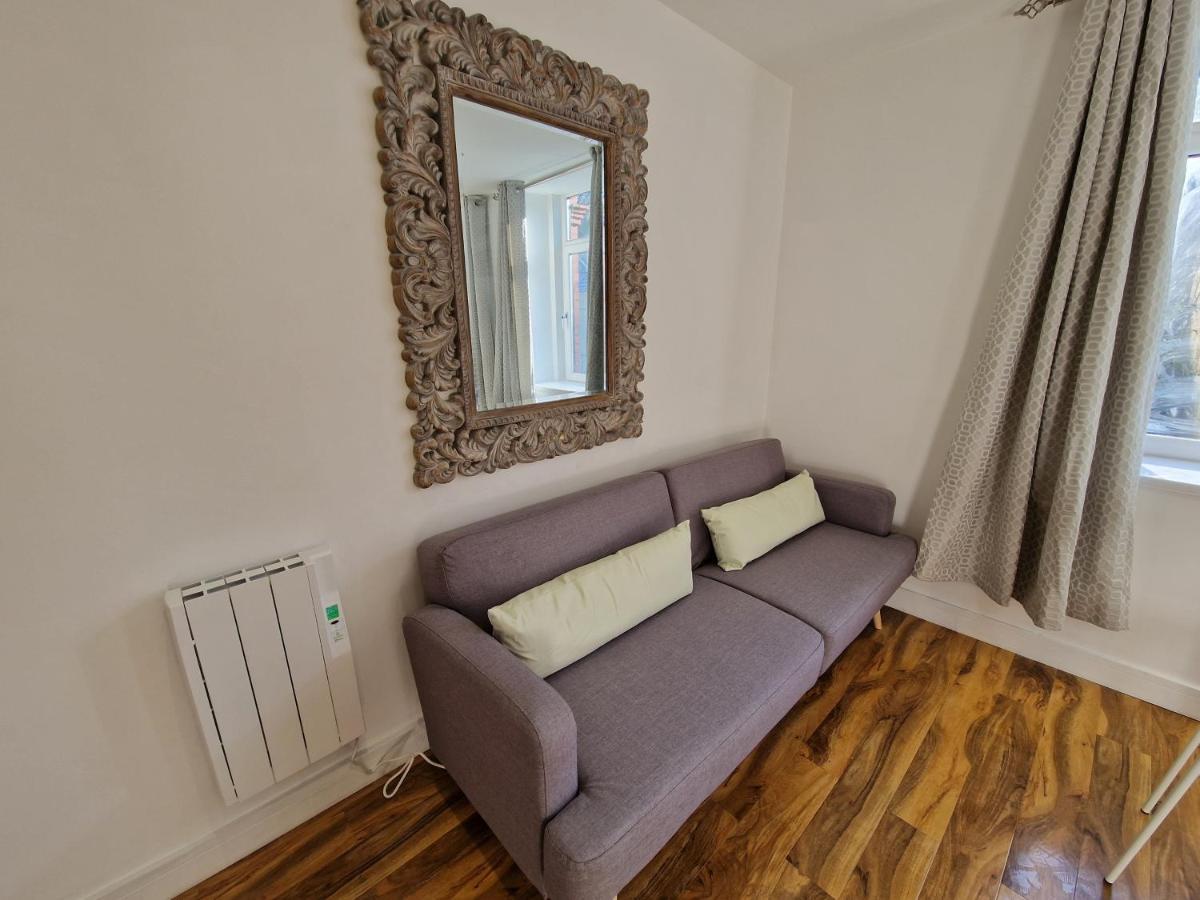 Flat 5. Modern Studio Apartment, Tynte Hotel, Mountain Ash Quakers Yard Екстер'єр фото